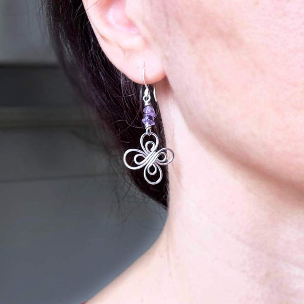 флорална обеца с виолетов аметист на ухо на модел