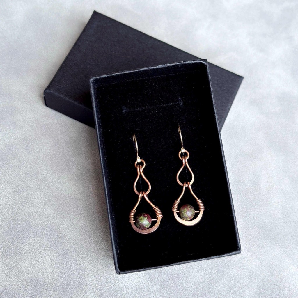 Ръчно изработени оксидирани медни обеци с яспис драконова кръв и сребърни кукички в черна кутийка за бижута