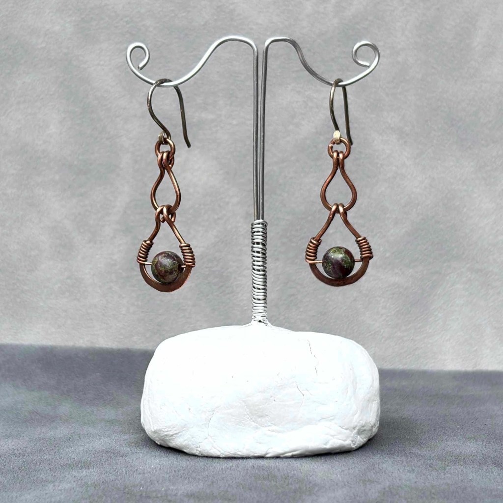 Обеците, висящи на ръчно изработена стойка за обеци