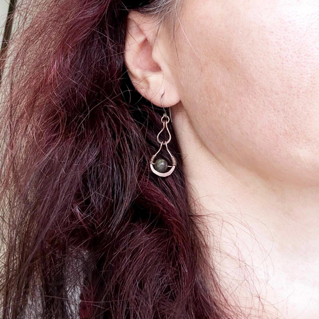 Медни обеци с яспис драконова кръв и сребърни кукички снкмани на ухо