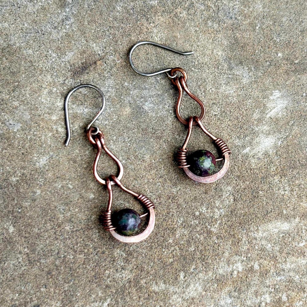 Обеците, снимани върху камък