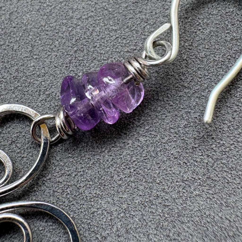 близък план на камъните на едната обеца